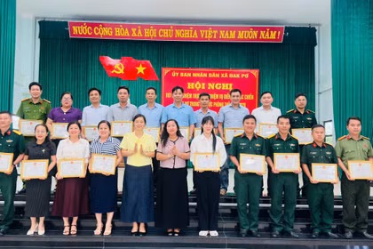Chủ tịch UBND xã Đak Pơ tặng giấy khen cho 6 tập thể và 21 cá nhân có thành tích xuất sắc trong thực hiện nhiệm vụ diễn tập