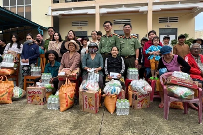 Công an tỉnh Gia Lai phối hợp doanh nghiệp và địa phương tặng quà cứu trợ cho người dân xã Tuy Phước