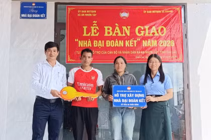 Bàn giao 4 căn nhà Đại đoàn kết cho hộ khó khăn xã Kdang