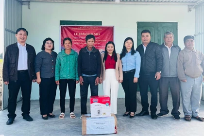 Xã Ya Hội bàn giao nhà cho hộ nghèo bị thiệt hại do bão số 13