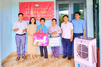 Trao nhà “Đại đoàn kết” cho 2 hộ khó khăn ở xã Kon Gang