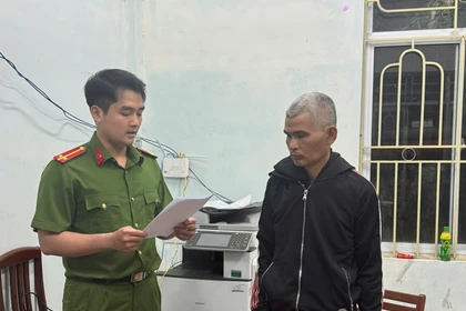 Đang cai nghiện mà bỏ ngang để sử dụng ma túy, Nguyễn Đức Thuần (trú phường Quy Nhơn Nam) bị khởi tố, bắt tạm giam.