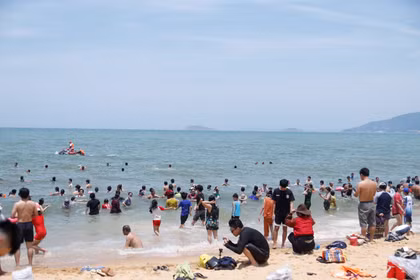 Người dân và du khách nhộn nhịp tắm biển cầu bình an trong ngày Tết Đoan Ngọ