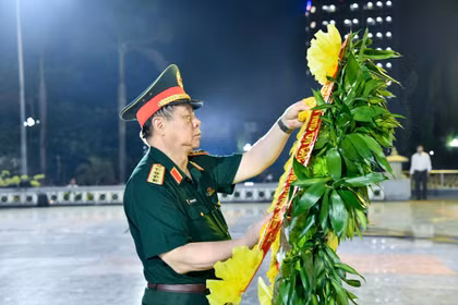 Đại tướng Nguyễn Trọng Nghĩa viếng nghĩa trang liệt sĩ và thăm, tặng quà các gia đình thương binh. 