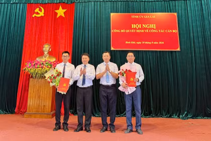Công bố các quyết định về công tác cán bộ tại 2 xã Bình Khê và Bình Phú