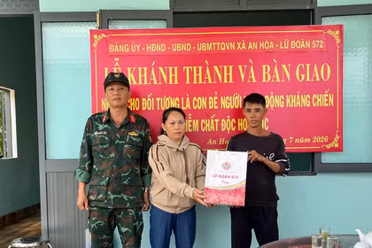 Lữ đoàn 572 bàn giao nhà ở cho gia đình chính sách