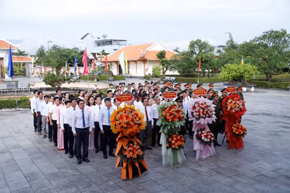 Dâng hoa, dâng hương tưởng nhớ Chủ tịch Hồ Chí Minh tại Khu tưởng niệm Nguyễn Sinh Sắc.
