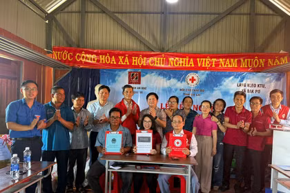 Hội Chữ thập đỏ Gia Lai và Agribank chi nhánh An Khê Đông kết nghĩa với làng Kleo Ktu