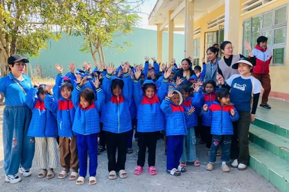 Gia Lai: Nhiều phần quà trao tặng người nghèo và học sinh có hoàn cảnh khó khăn