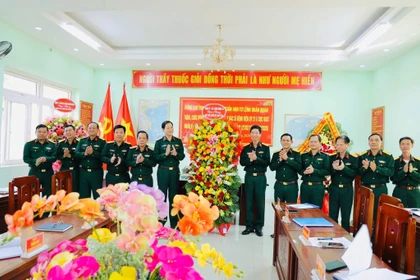 Tư lệnh Quân đoàn 34 thăm, chúc mừng Bệnh viện Quân y 211 