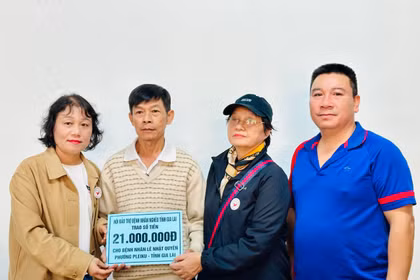 Gia Lai: Trao tiền hỗ trợ bệnh nhân nghèo, khó khăn