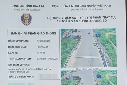 Hình ảnh ô tô vượt đèn đỏ vào sáng 15-9 tại ngã tư quốc lộ 19 mới và ĐT 640 (xã Tuy Phước).