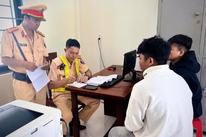 Lực lượng Cảnh sát giao thông làm việc với các thanh thiếu niên có liên quan đến vụ việc điều khiển xe mô tô chạy bằng một bánh đăng tải trên mạng xã hội TikTok. 