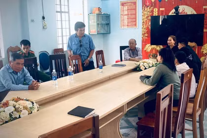 Công an xã Hra đã mời đại diện gia đình và các em có hành vi ném đá xe khách đến làm việc, yêu cầu phối hợp giáo dục, khắc phục hậu quả. Ảnh: Đ.T