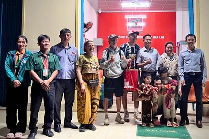 Lãnh đạo Sở Xây dựng và Bến xe Đức Long Gia Lai tổ chức chúc Tết, lì xì hành khách đi chuyến xe cuối năm.