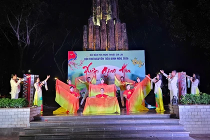 Tiết mục hát múa “Tuổi xuân dâng Đảng” được dàn dựng công phu tại đêm thơ Nguyên tiêu với chủ đề “Xuân giao hòa”. Ảnh: Ngọc Duy