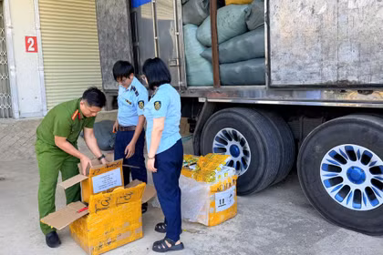 Gia Lai Liên tiếp phát hiện lượng hàng khủng nghi giả mạo nhãn hiệu nổi tiếng chở trên xe tải.