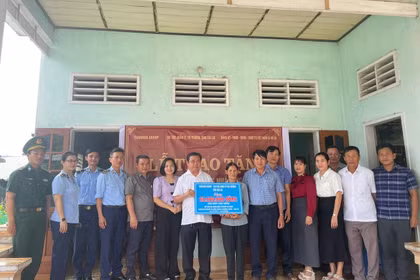 Các đơn vị trao tặng 60 triệu đồng kinh phí sửa nhà cho thân nhân liệt sĩ ở xã Đề Gi.