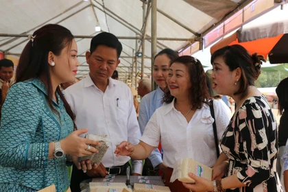 60 gian hàng tham gia chợ phiên biên giới Việt Nam-Campuchia