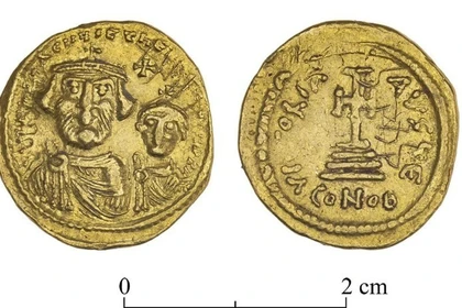 Phát hiện đồng tiền vàng mang hình Hoàng đế Byzantine Heraclius niên đại khoảng 1.400 năm
