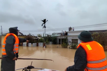 Ban Chỉ huy Phòng thủ khu vực 1-Hoài Nhơn Nam tiếp tế lương thực cho người dân vùng cô lập.