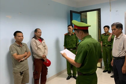 Cơ quan Cảnh sát điều tra Công an tỉnh Gia Lai thi hành lệnh bắt 2 đối tượng chống người thi hành công vụ.