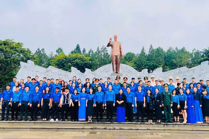 Buôn làng đoàn kết làm theo lời Bác dạy