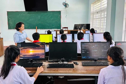 Chăm lo điều kiện học tập cho học sinh vùng dân tộc thiểu số