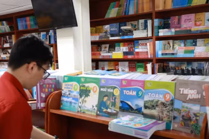 Giá sách giáo khoa năm học 2026-2027 giảm bình quân 13,3% so với năm học trước