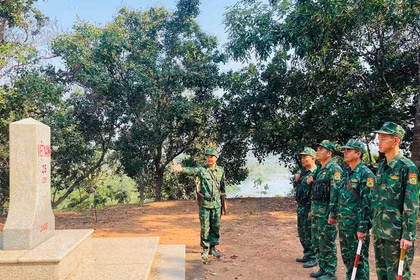 Bền bỉ học Bác nơi tuyến đầu Ia O