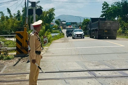 Xử lý nghiêm hành vi vượt rào chắn đường sắt