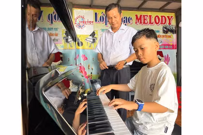 Sân khấu ghi danh thầy trò vùng khó