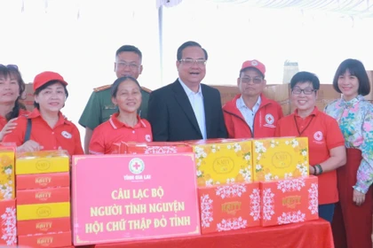 Trao 1.400 suất quà “Tết nhân ái” cho người dân bị thiệt hại do bão lũ và có hoàn cảnh khó khăn tại xã Đề Gi.