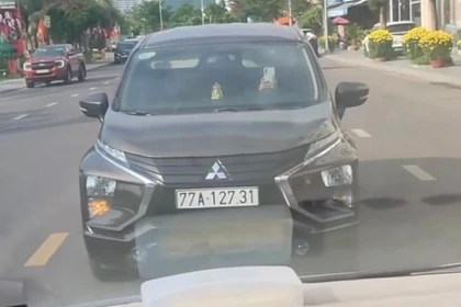 Xác minh clip 2 ô tô dừng đối đầu nhau trên đường phố Quy Nhơn.
