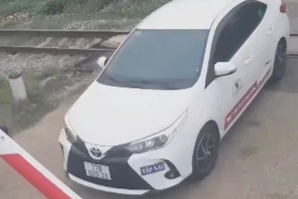 Cảnh sát giao thông Gia Lai xử phạt tài xế xe tập lái băng qua đường sắt khi rào chắn đang hạ.