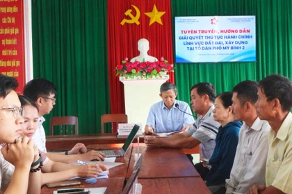 Phường Hoài Nhơn Tây phát huy hiệu quả mô hình “Đồng hành cùng nhân dân chuyển đổi số”.