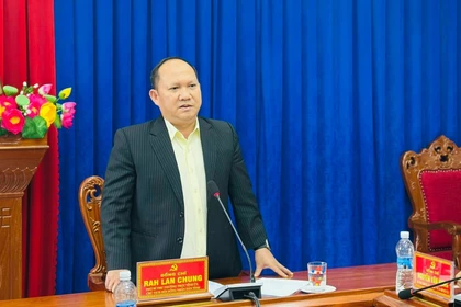 Phó Bí thư Thường trực Tỉnh ủy Rah Lan Chung chỉ đạo xã Cát Tiến phải đảm bảo các điểm bỏ phiếu an toàn, khoa học 