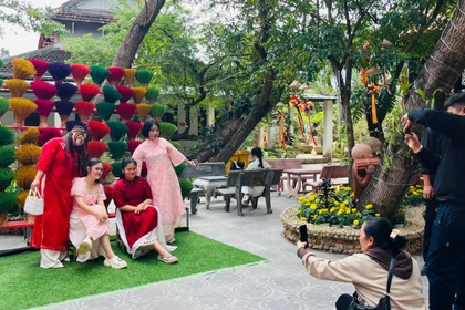 Người dân ghi lại khoảnh khắc ngày xuân, check-in tại khuôn viên Tổ đình Sơn Long (phường Quy Nhơn Đông) trong ngày mùng 2 Tết. Ảnh: H.V