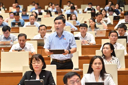 Đại biểu Lê Hoàng Anh đề nghị làm rõ cơ sở pháp lý, trách nhiệm trong thực hiện dự án đường Vành đai 5 - vùng Thủ đô Hà Nội. Ảnh: Đoàn ĐBQH tỉnh Gia Lai