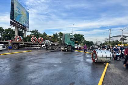 Nguy cơ mất an toàn từ xe đầu kéo chở tôn cuộn tại Gia Lai.