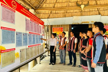 “Ði từng ngõ, gõ từng nhà” tuyên truyền bầu cử