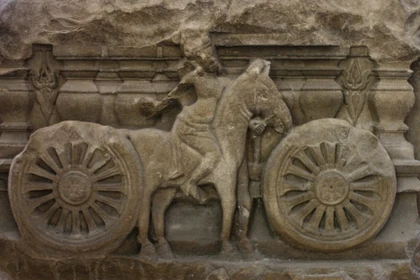 Tiếng vó ngựa trong từng thớ đá