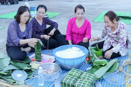 Bánh Tết trong gian bếp tuổi thơ