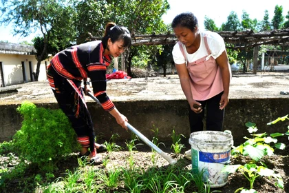 Những “làng công nhân” bám rễ nơi biên cương