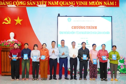 Tặng 1.000 thẻ BHYT cho người khó khăn khu vực Hoài Nhơn