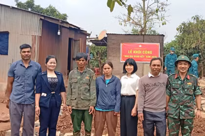 Ban tổ chức khởi công xây dựng nhà Đại đoàn kết cho gia đình ông Lướt (làng Rờng, xã KDang). Ảnh: ĐVCC