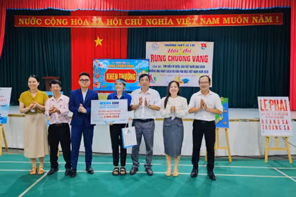 Ban tổ chức trao giải nhất cho em Lê Đỗ Hồng Ngọc Ánh (lớp 10A7) tại hội thi “Rung chuông vàng”.