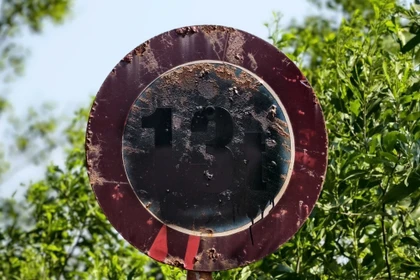 Điều tra vụ biển báo giới hạn tải trọng trên tuyến đường phục vụ dự án sân bay Phù Cát bị bôi đen.