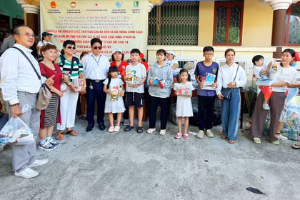 Gia Lai: Trao quà, khám sức khỏe cho người mù nghèo