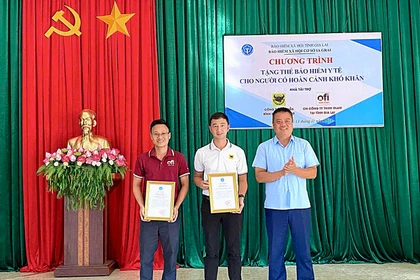 Yêu thương trao đi từ những tấm thẻ bảo hiểm y tế